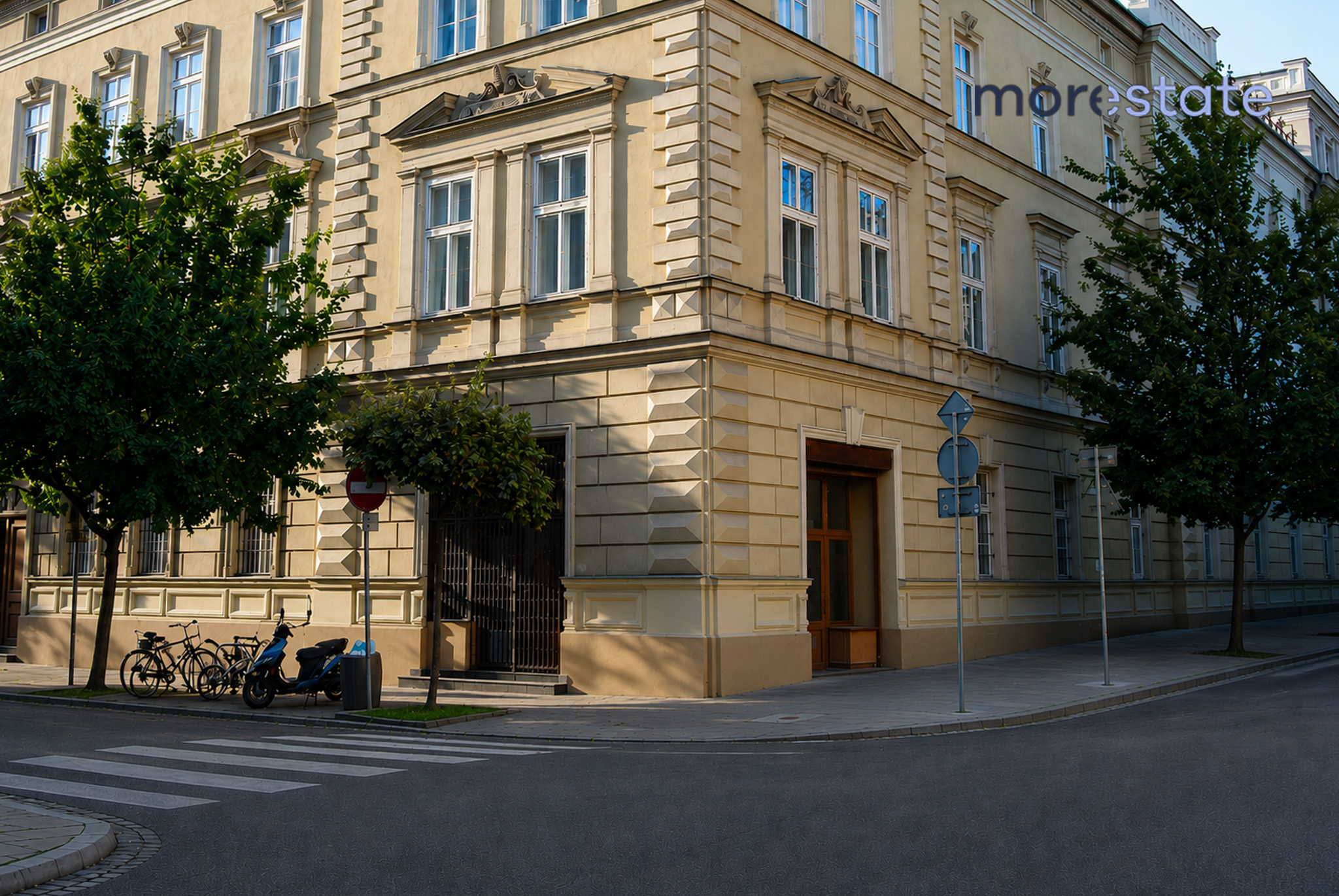 Narożny lokal gastronomiczny w centrum Krakowa — zdjęcie główne